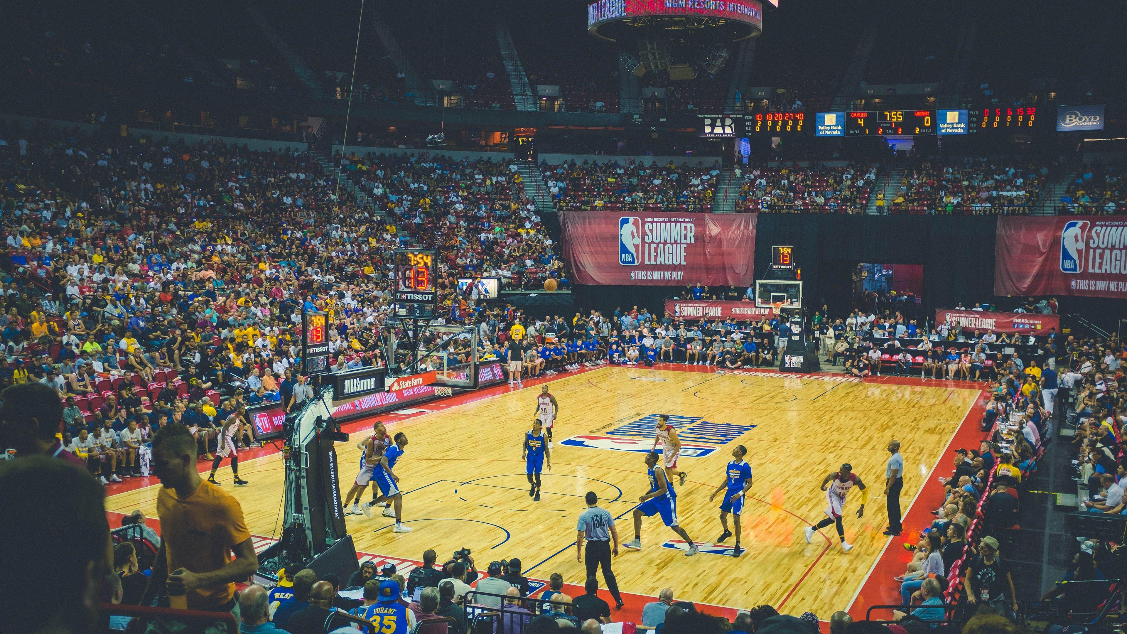 季后赛激战正酣，豪门对决引爆篮球热潮